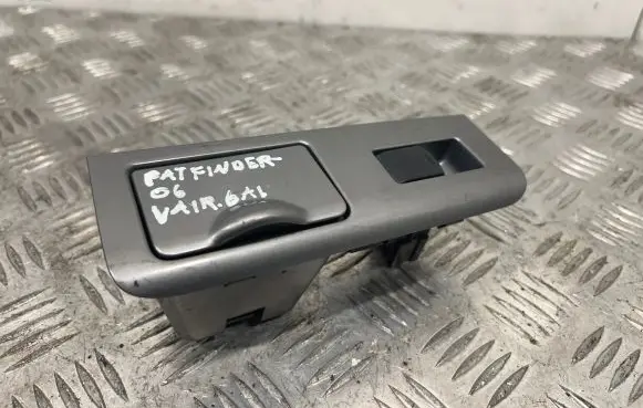 Nissan Pathfinder R51 Electric window control switch 82961