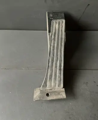 Accelerator throttle pedal