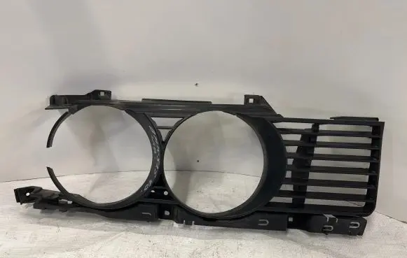 BMW 5 E34 Front bumper upper radiator grill 843175