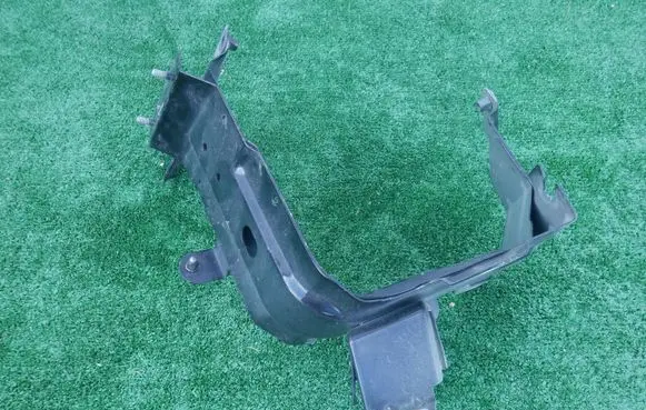 Audi A4 S4 B9 8W Fender mounting bracket 4M0821136B 3815