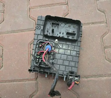 Volkswagen Polo IV 9N3 Fuse module 1K0937124K 014189861