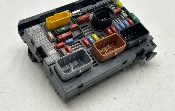 Peugeot 3008 I Fuse module 9667044980