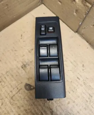 Toyota Corolla Verso E121 Electric window control switch 848200F030