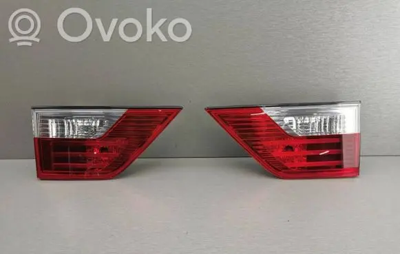 Tailgate rear/tail lights