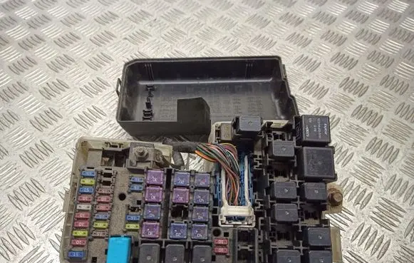 Mazda 5 Fuse box cover C23566760