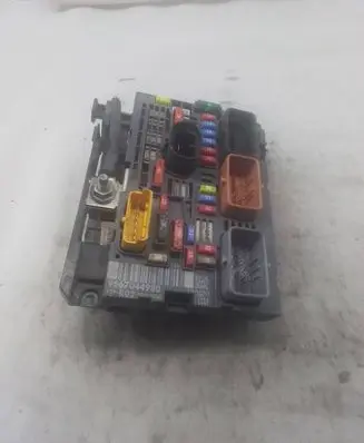 Peugeot 3008 I Fuse module 9667044980