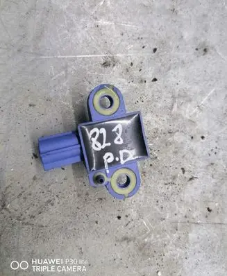 Volkswagen Golf V Airbag deployment crash/impact sensor