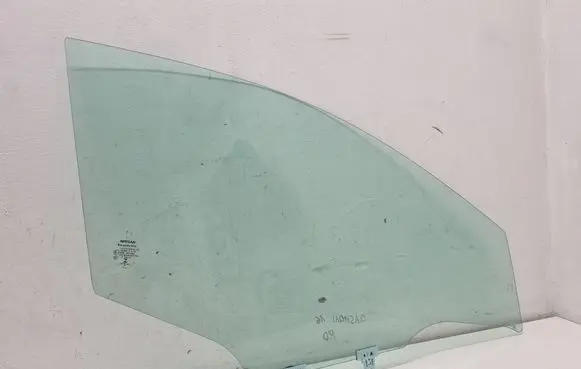Nissan Qashqai Front door window glass four-door