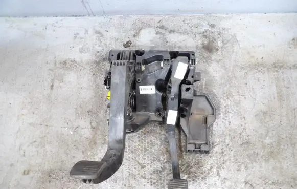 Accelerator throttle pedal