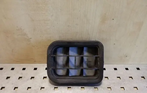 Quarter panel pressure vent