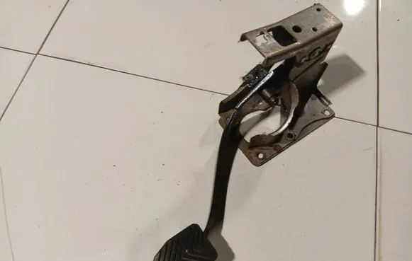 Chrysler Sebring (JS) Brake pedal 