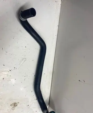 Engine coolant pipe/hose