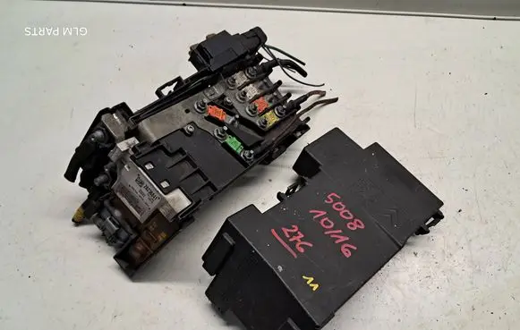 Peugeot 5008 Fuse module 9666527680 28236841