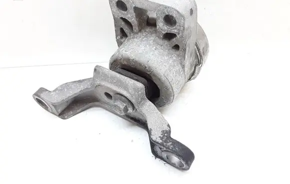Volvo V70 Engine mount bracket