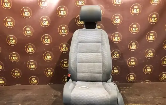 Volkswagen Touran I Front driver seat 
