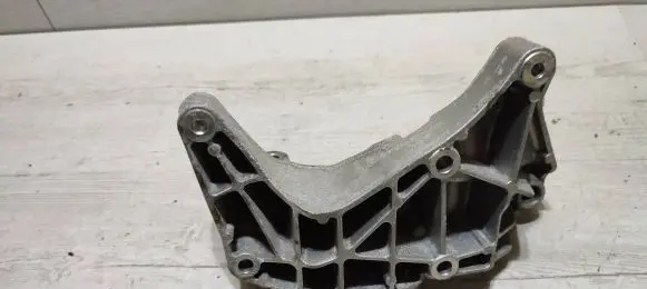 Volvo V40 Generator/alternator bracket 31670108
