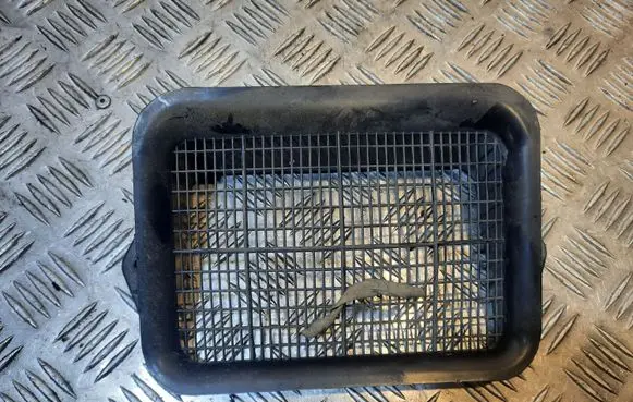 Volkswagen Jetta VI Quarter panel pressure vent 5N0815479