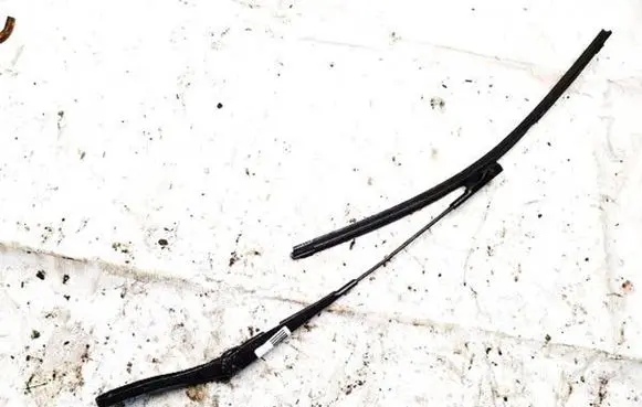 Opel Astra H Front wiper blade arm 13111219