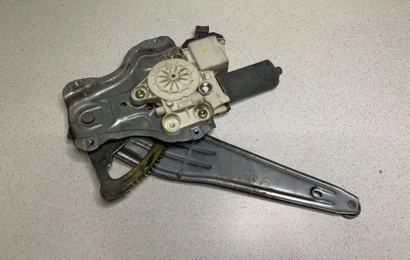 Toyota Avensis T250 Rear door window regulator with motor 6984005100 992046100