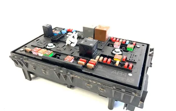 Chevrolet Volt I Fuse module 22753454 1110107AB AR4