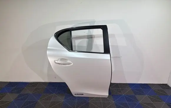 Lexus CT 200H Rear door