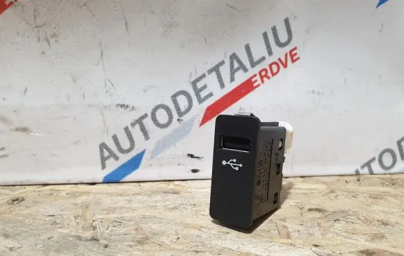 BMW i3 USB socket connector 6820397 84106820397