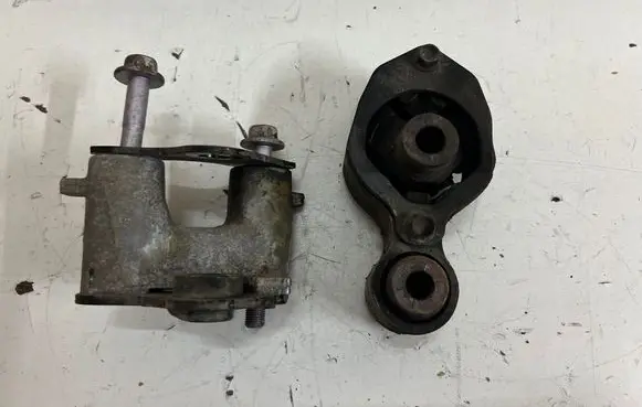 Mazda 3 III Gearbox mounting bracket 