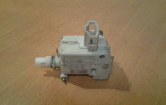 Audi A6 S6 C5 4B Fuel tank cap lock 3B0959781