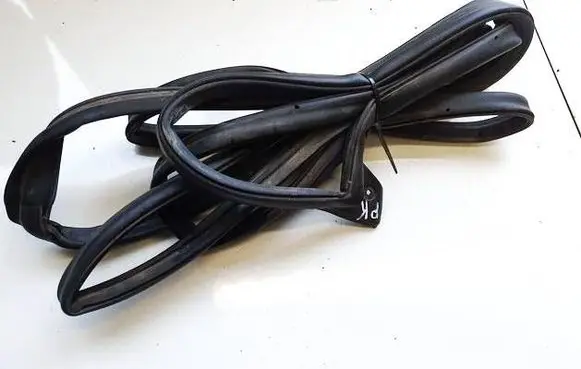 Honda FR-V Rubber seal front coupe door