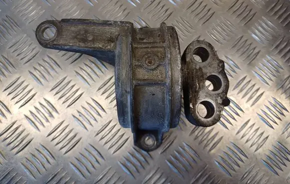 Opel Zafira B Engine mount bracket 90539246 V05630