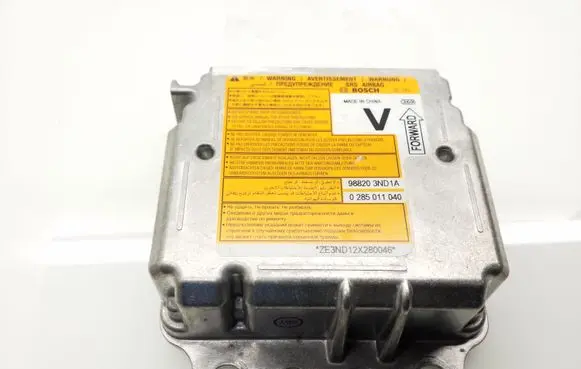 Nissan Leaf I (ZE0) Airbag control unit/module 988203ND1A 0285011040