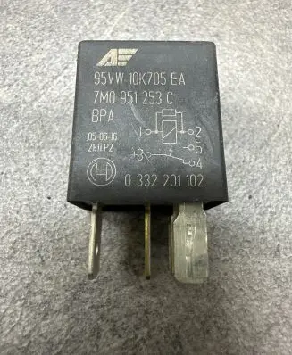 Volkswagen Touran I Other relay 7M0951253C 95VW10K705EA 0332201102
