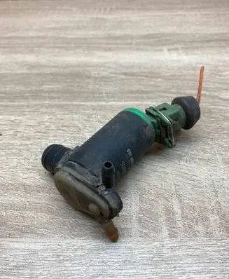 Peugeot 306 Windscreen/windshield washer pump 90095 8MB WithPlug