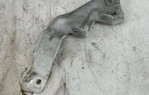 Opel Insignia B Fender mounting bracket 39063367