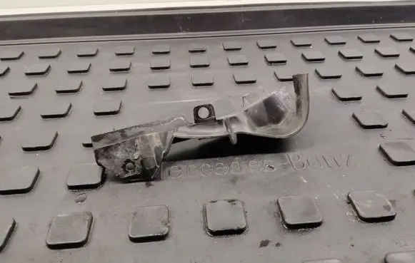Audi A6 S6 C7 4G Fender mounting bracket 4G0805233