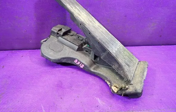 Volkswagen PASSAT CC Accelerator throttle pedal 1K1723503AP