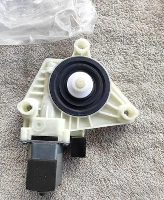Volkswagen PASSAT B8 Rear door window regulator motor 5Q4959802D