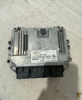 Ford Focus Engine control unit/module 8M5112A650LC 0281011701