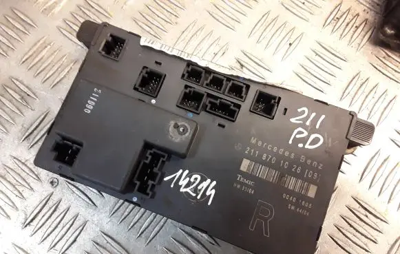 Mercedes-Benz E W211 Door control unit/module 2118701026 A2118701026