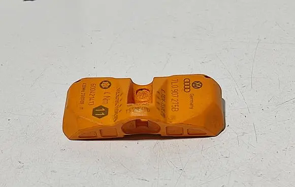 Volkswagen Touareg I Tire pressure sensor 7L0907275B