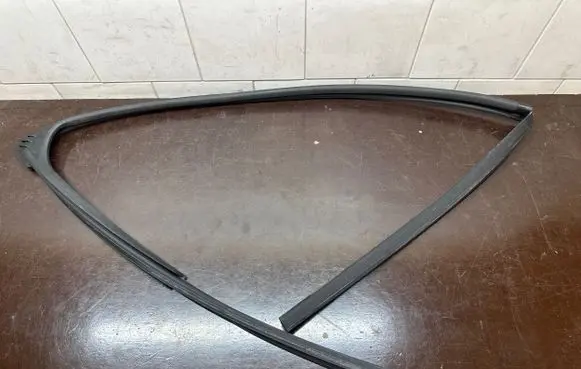 Honda HR-V Rubber seal front door window/glass 