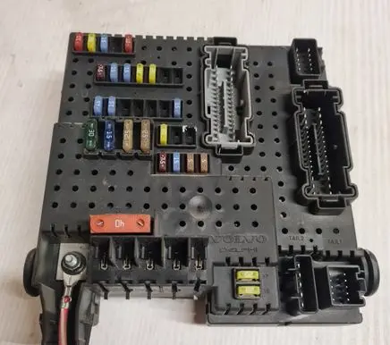 Volvo V70 Fuse module 8676391 12217799 00004891684