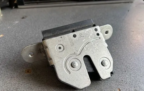 Opel Corsa D Tailgate/trunk/boot lock/catch/latch 55701971