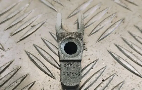 Opel Zafira C Fuel Injector clamp holder 82546 932568 82546932568
