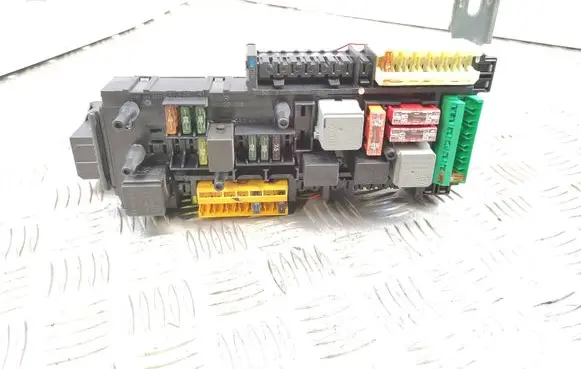 Mercedes-Benz C W204 Fuse module 2049008902 5DK00922513 2049000902