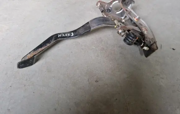 Toyota Hilux (AN10, AN20, AN30) Clutch pedal 