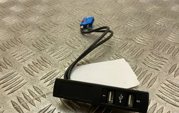 Mercedes-Benz S W222 USB socket connector A2228200915