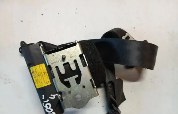 Middle seatbelt (rear)