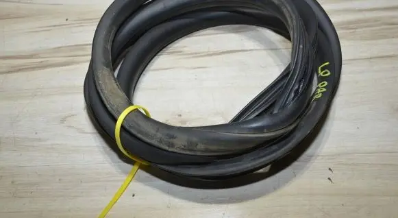 Peugeot Partner III Front door rubber seal