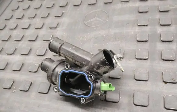 Thermostat/thermostat housing